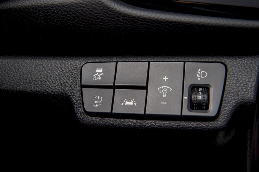 Детали интерьера Kia Rio 5-Door 2017 года  (UK) (фото 143 из 145)